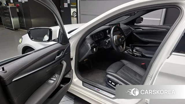 BMW 5 Series (G30) 2022 Белый из Кореи, фото 2