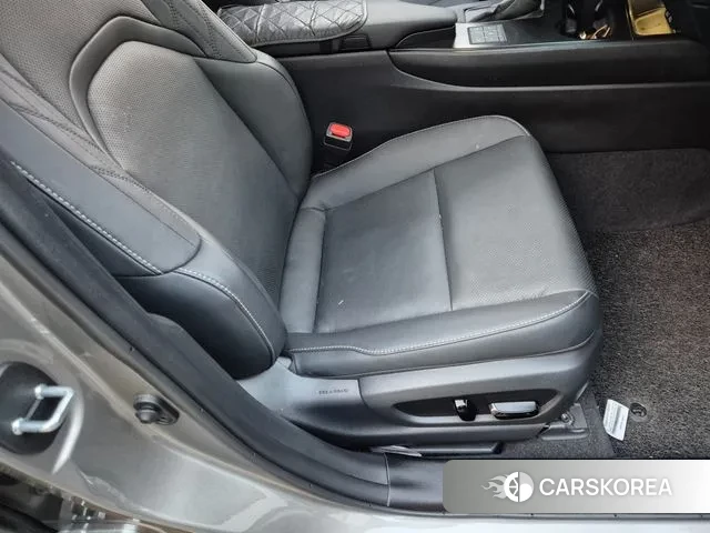 Lexus UX250h 2023 Серебряный из Кореи, фото 2