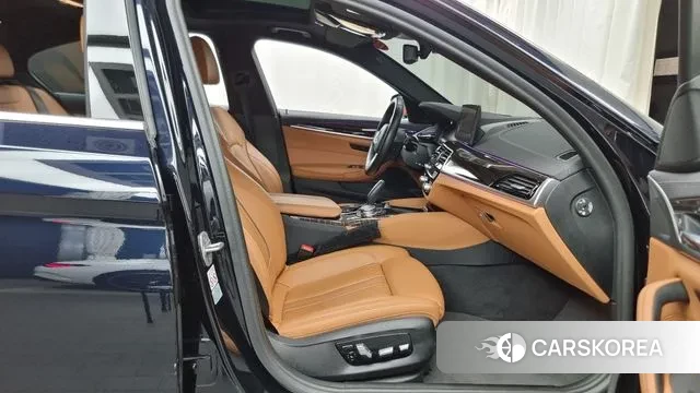 BMW 5 Series (G30) 2021 Черный из Кореи, фото 2