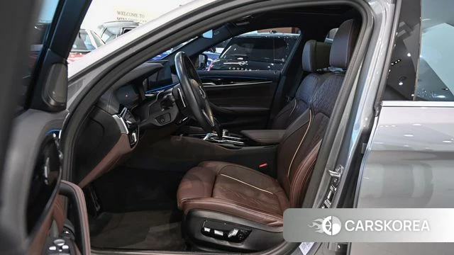 BMW 5 Series (G60) 2023 Серебристо-серый из Кореи, фото 2