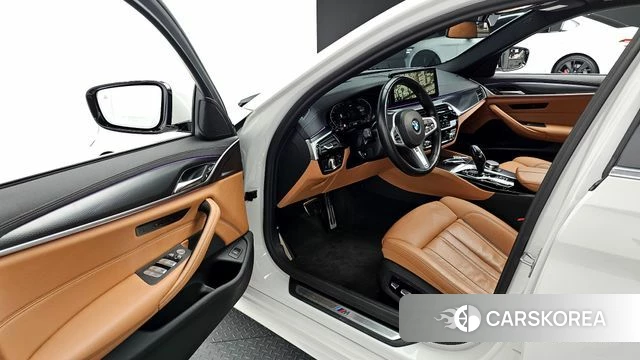 BMW 5 Series (G30) 2022 Белый из Кореи, фото 2