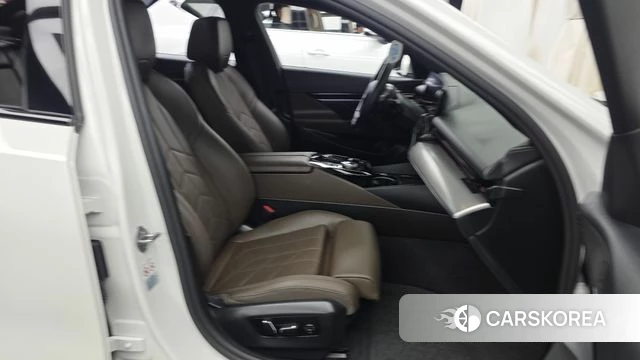 BMW 5 Series (G60) 2024 Белый из Кореи, фото 2