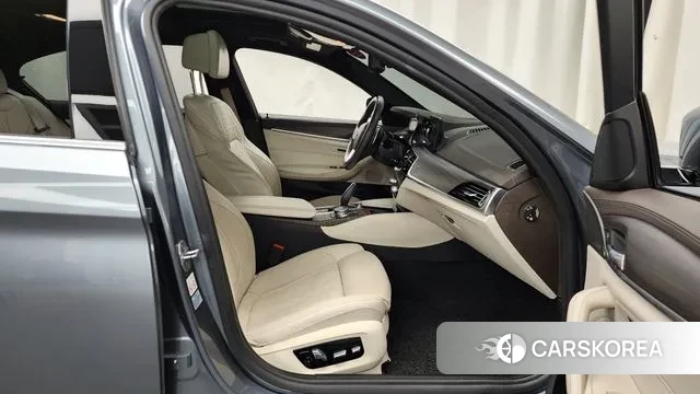 BMW 5 Series (G30) 2018 Серый из Кореи, фото 2