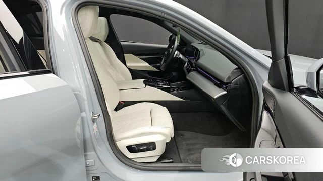 BMW 5 Series (G60) 2024 Серый из Кореи, фото 2