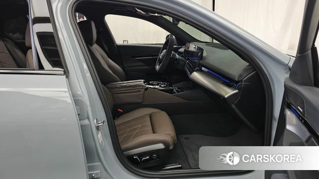 BMW 5 Series (G60) 2024 Серебристо-серый из Кореи, фото 2
