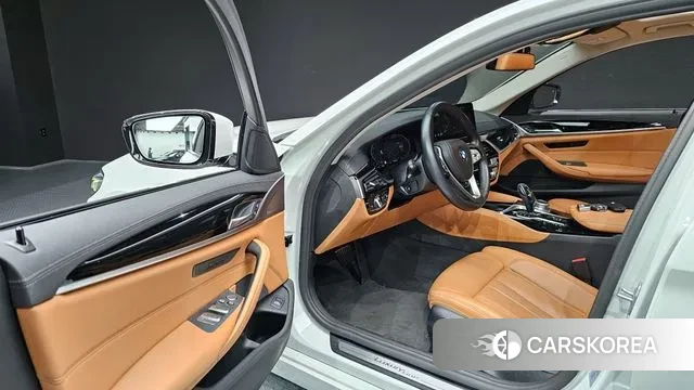 BMW 5 Series (G30) 2022 Белый из Кореи, фото 2