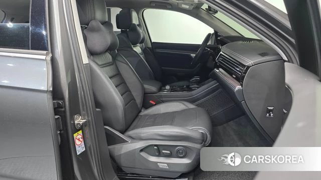 Volkswagen Touareg 3rd generation 2020 Серый из Кореи, фото 2