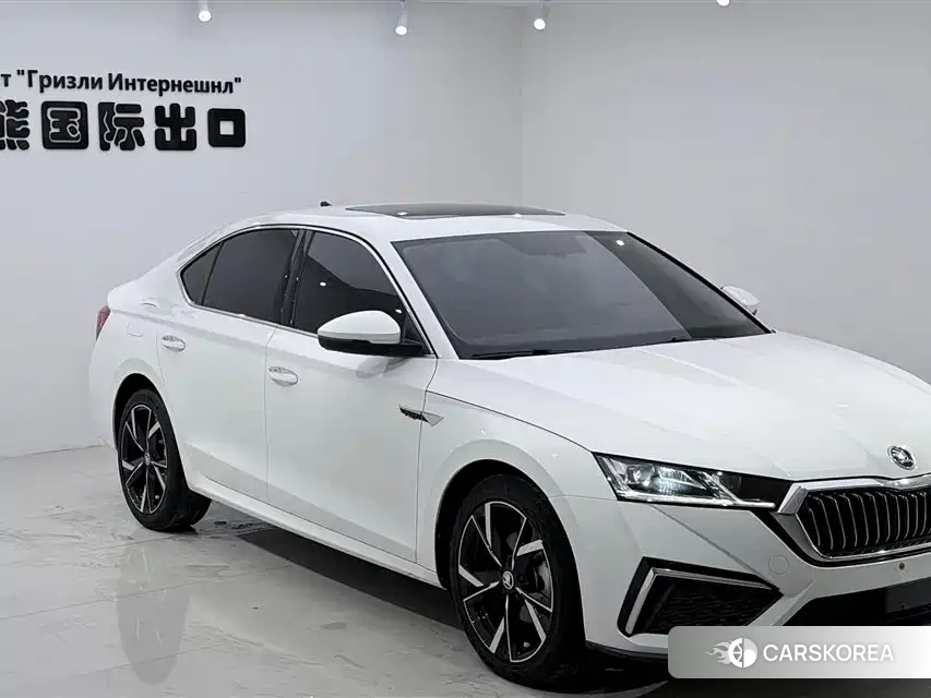 Skoda Octavia 2023 Белый из Китая, фото 2