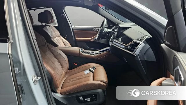 BMW X6 (G06) 2025 Светло-серебряный цвет из Кореи, фото 2