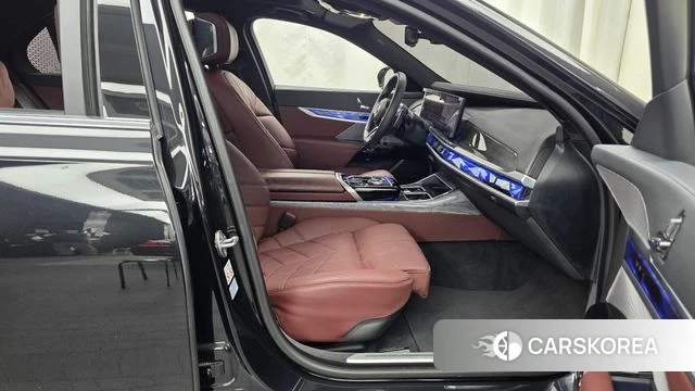BMW 7 Series (G70) 2024 Черный из Кореи, фото 2