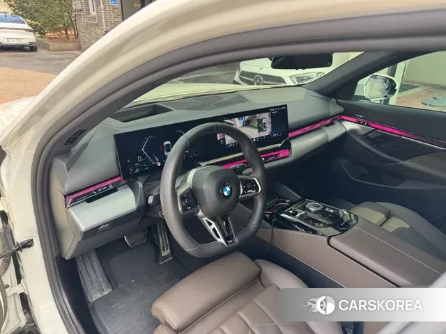 BMW 5 Series (G60) 2025 Белый из Кореи, фото 2