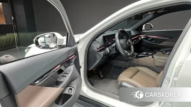 BMW 5 Series (G60) 2025 Белый из Кореи, фото 2