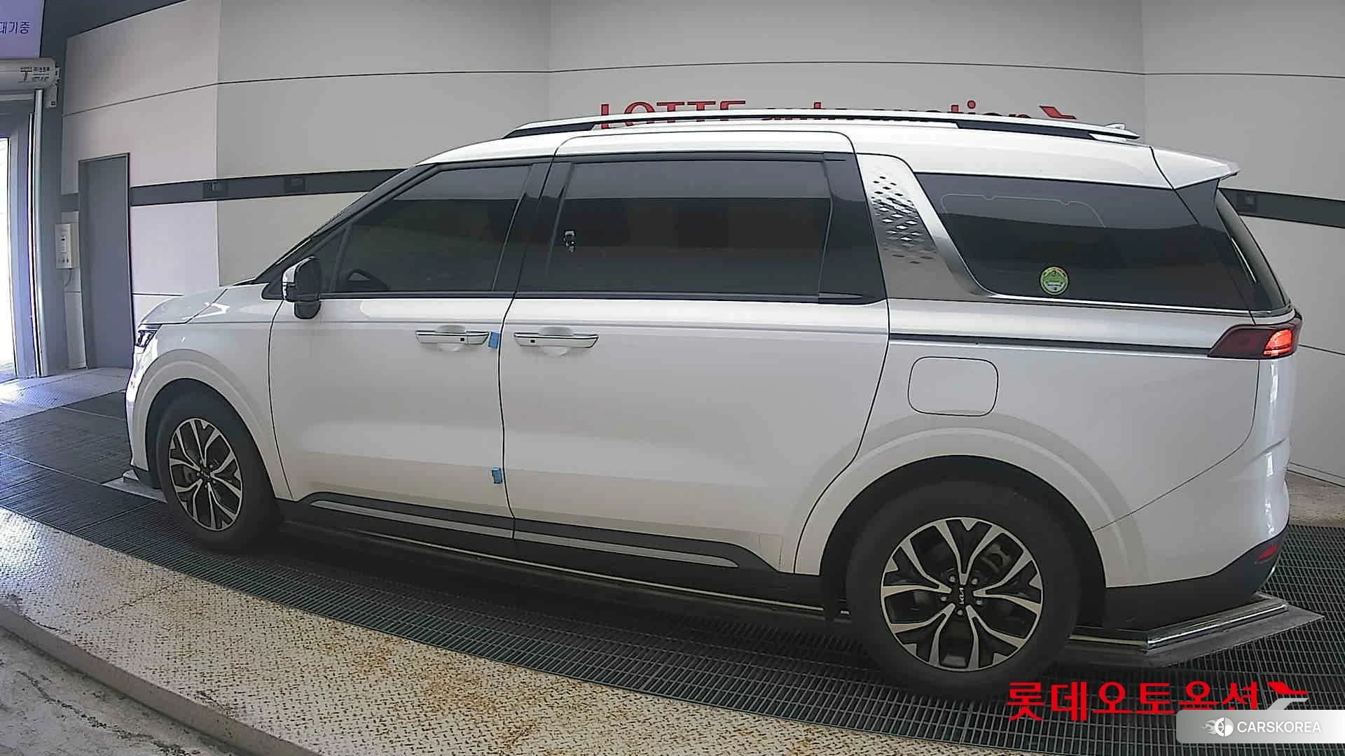 Kia Carnival 2023 Snow White Pearl (optional) из Кореи, фото 2
