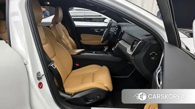 Volvo V60 Cross-Country 2nd Generation 2019 Белый из Кореи, фото 2