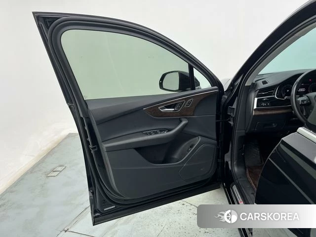 Audi Q7 2021 Черный из Китая, фото 2