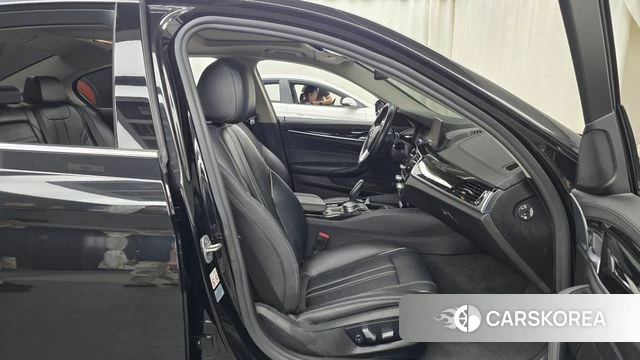 BMW 5 Series (G30) 2019 Черный из Кореи, фото 2