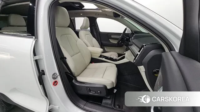 Volvo XC40 2025 Белый из Кореи, фото 2