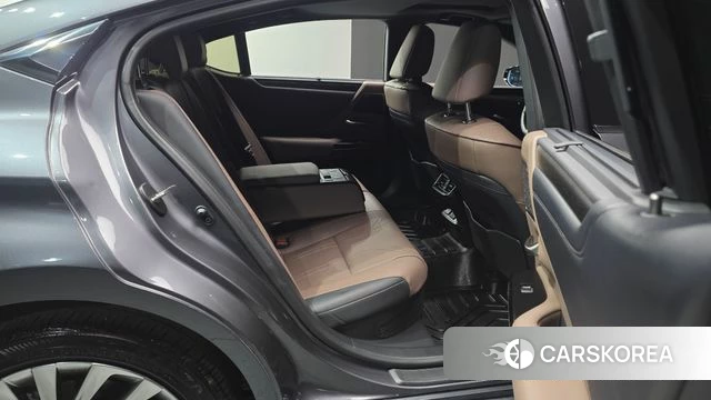 Lexus ES300h 7th generation 2024 Серый из Кореи, фото 2
