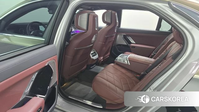 BMW 7 Series (G70) 2023 Золотой двухцветный из Кореи, фото 2