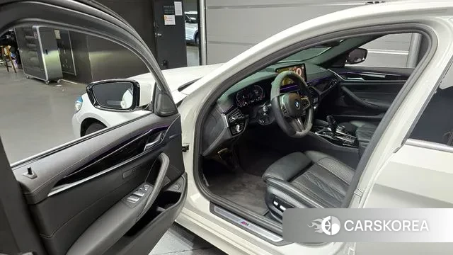 BMW 5 Series (G30) 2022 Белый из Кореи, фото 2