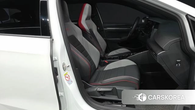 Volkswagen Golf 8th Generation 2024 Белый из Кореи, фото 2