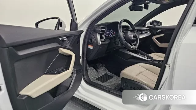 Audi A3 (8Y) 2023 Белый из Кореи, фото 2