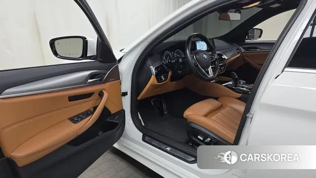 BMW 5 Series (G30) 2018 Белый из Кореи, фото 2