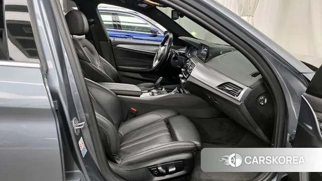 BMW 5 Series (G30) 2018 Серый из Кореи, фото 2