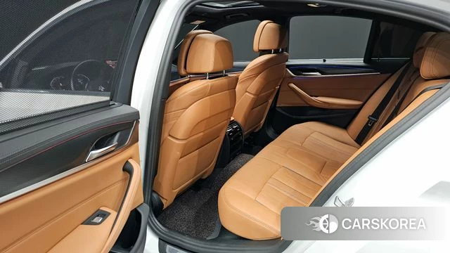 BMW 5 Series (G30) 2023 Белый из Кореи, фото 2