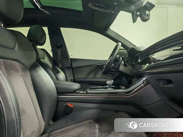 Audi Q8 2021 Черный из Китая, фото 2