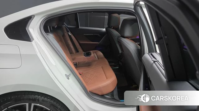 BMW 5 Series (G60) 2025 Белый из Кореи, фото 2