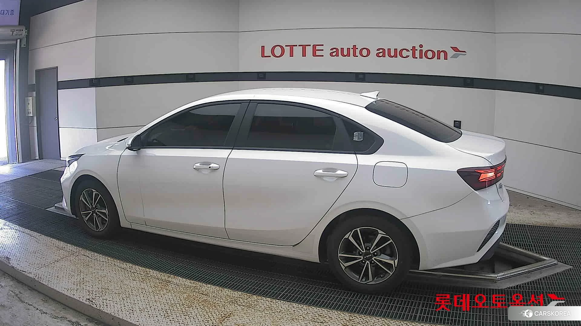 Kia K3 2024 Snow White Pearl из Кореи, фото 2