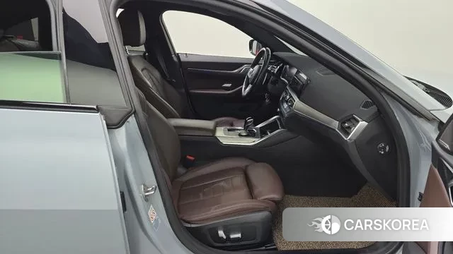 BMW 4 Series (G22) 2021 Светло-серебряный цвет из Кореи, фото 2