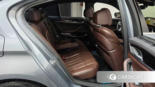 BMW 5 Series (G30) 2023 Серый из Кореи, фото 2