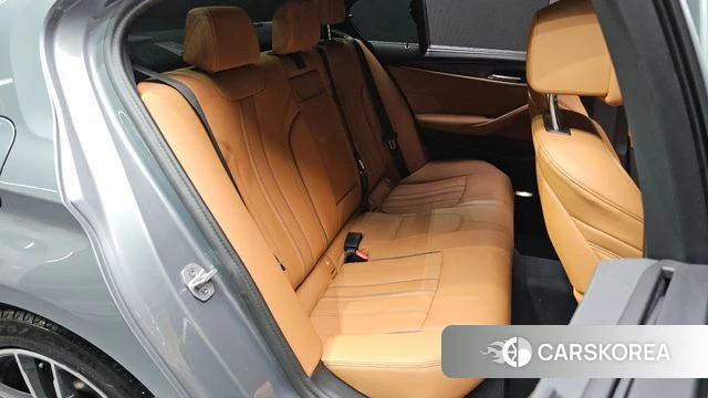 BMW 5 Series (G30) 2023 Серый из Кореи, фото 2
