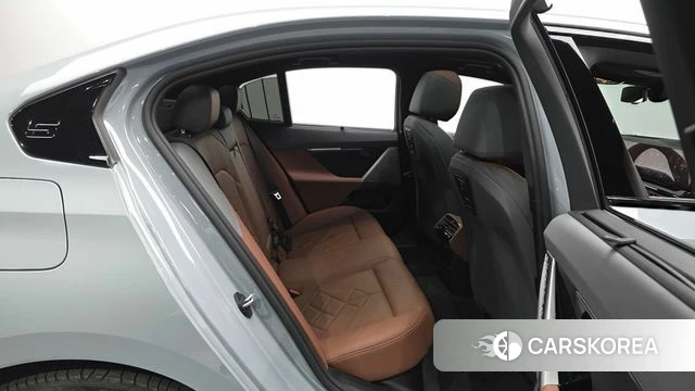 BMW 5 Series (G60) 2025 Серебристо-серый из Кореи, фото 2