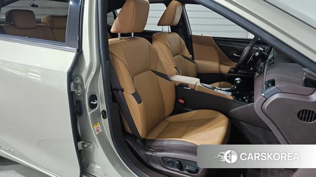 Lexus ES300h 7th generation 2019 Серебристо-серый из Кореи, фото 2