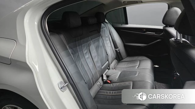 BMW 5 Series (G30) 2018 Белый из Кореи, фото 2
