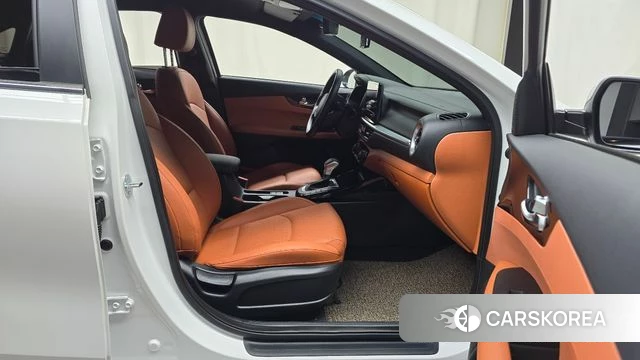 Kia The New K3 2nd generation 2024 Белый из Кореи, фото 2