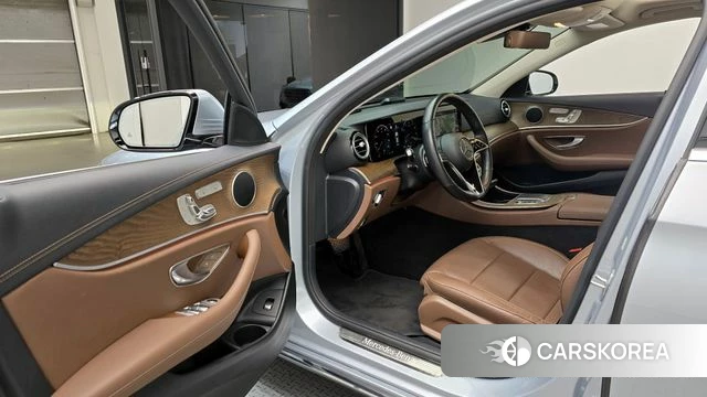 Mercedes-Benz E-Class W213 2021 Светло-серебряный цвет из Кореи, фото 2