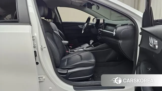 Kia The New K3 2nd generation 2021 Белый из Кореи, фото 2