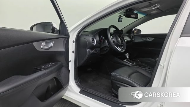 Kia The New K3 2nd generation 2022 Белый из Кореи, фото 2