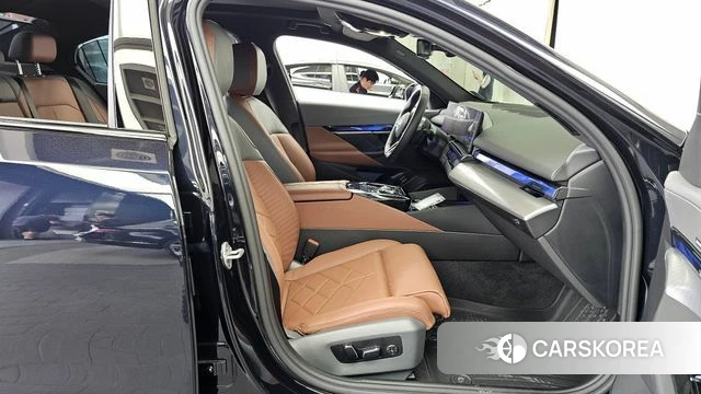 BMW 5 Series (G60) 2025 Черный из Кореи, фото 2