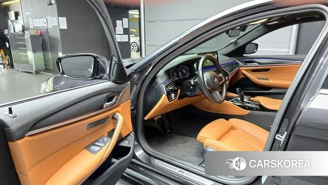 BMW 5 Series (G30) 2023 Серый из Кореи, фото 2