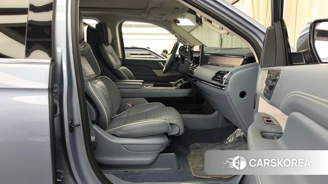 Lincoln Navigator 4th generation 2023 Светло-серебряный цвет из Кореи, фото 2