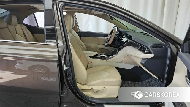Toyota Camry (XV70) 2020 Коричневый из Кореи, фото 2