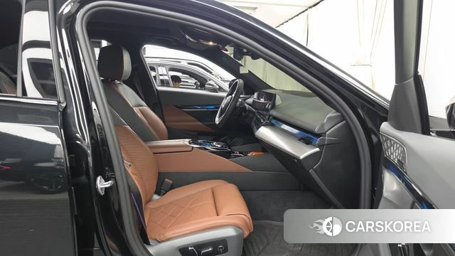 BMW 5 Series (G60) 2025 Черный из Кореи, фото 2