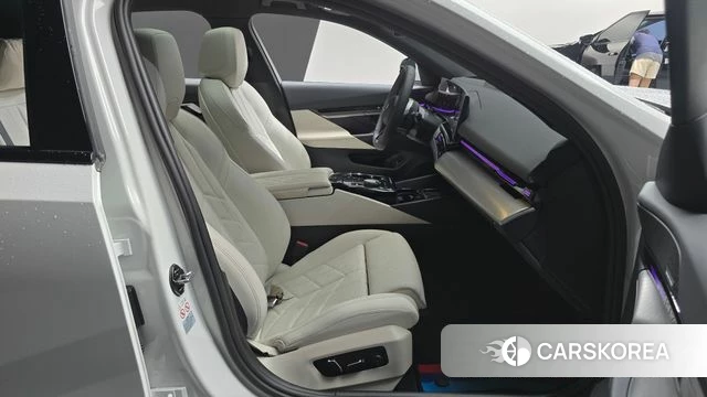 BMW 5 Series (G60) 2024 Белый из Кореи, фото 2
