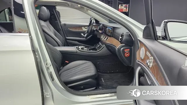 Mercedes-Benz E-Class W213 2018 Серебряный из Кореи, фото 2