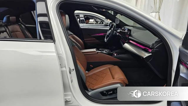 BMW 5 Series (G60) 2024 Белый из Кореи, фото 2